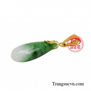 Mặt dây cẩm thạch bình an làm điểm nhấn tạo cảm giác sang trọng, thanh lịch