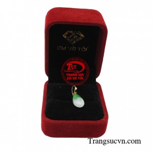 Mặt dây cẩm thạch bình an làm điểm nhấn tạo cảm giác sang trọng, thanh lịch