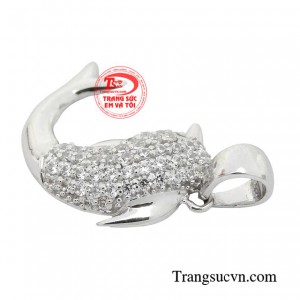 Chiếc mặt dây cá heo còn thu hút tài lộc, làm ăn phát đạt và giúp cho sự nghiệp thuận lợi. 