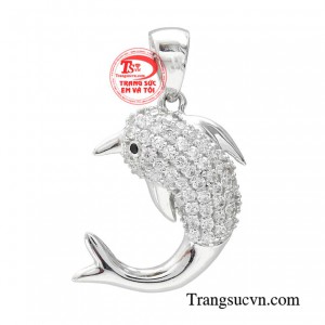 Mặt dây chuyền cá heo sắc sảo đại diện cho sự tích cực, cầu mong có nhiều may mắn và tài lộc trong cuộc sống. 