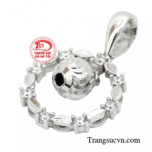 Chỉ với chiếc mặt dây này bạn không cần trang điểm, ăn diện cầu kì mà vẫn có thể rực rỡ như một đóa hoa. 