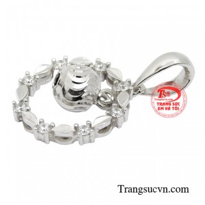 Không hề rườm rà hay phô trương, chỉ với món đồ trang sức đơn giản cũng đủ khiến các nàng đã có được set đồ nữ tính chuẩn thanh lịch.