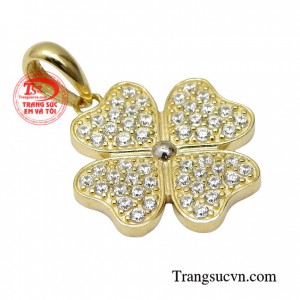 Mặt dây chuyền may mắn được thiết kế bắt mắt với những hàng đá Cz được đính kèm chắc chắn là sự lựa chọ hoàn hảo dành tặng bạn gái trong các dịp đặc biệt