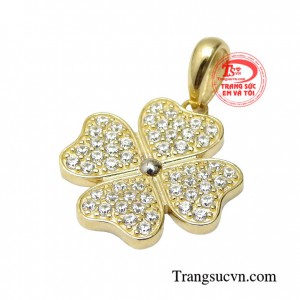 Mặt dây chuyền may mắn được thiết kế bắt mắt với những hàng đá Cz