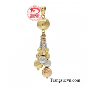 Mặt dây chuyền nhập khẩu phong cách đem lại vẻ đẹp quý phái giúp cho gương mặt của các nàng thêm phần thu hút hơn. 