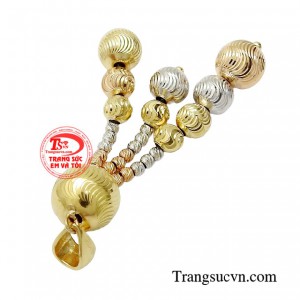 Chỉ với chiếc mặt dây cũng đủ khiến cho phái nữ thêm phần ấn tượng hơn.