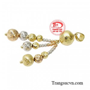 Do đó, việc lựa chọn một chiếc mặt dây toát lên thần thái kiêu sa đài các sẽ giúp các quý cô chạm gần hơn tới vẻ đẹp hoàn mỹ. 