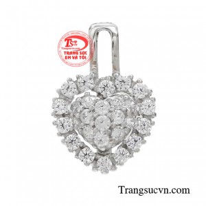 Mặt dây chuyền nữ tính gần như bạn có thể đeo mọi lúc mọi nơi, với mọi kiểu trang phục, từ đi chơi, đi làm tới dự tiệc. 