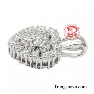 Chiếc mặt dây mang đến vẻ tinh tế giúp bạn dễ dàng phối đồ.