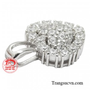  Kiểu mặt dây này sẽ tạo phong thái trẻ trung hơn trong mắt người đối diện.