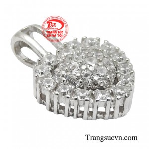 Chiếc mặt dây với thiết kế trái tim thích hợp làm món quà tặng dành tặng người bạn yêu thương.