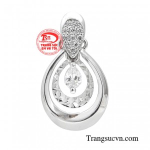 Mặt dây chuyền thu hút tạo nên phong cách, đẳng cấp riêng cho phái đẹp. 