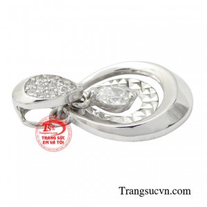 Sản phẩm được đính đá tinh tế cùng đường nét nổi bật, sáng bóng tôn vinh vẻ đẹp của các nàng.