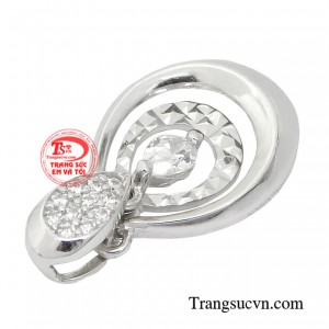 Chiếc mặt dây như làn gió mới tỏa sáng đầy tự tin, sẵn sàng đưa bạn trở thành tâm điểm của sự chú ý. 