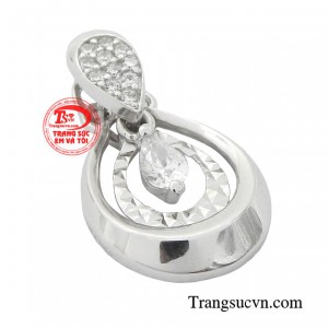 Sản phẩm tạo sức hút cho chị em phụ nữ. Không những vậy chiếc mặt dây còn là món phụ kiện làm đẹp yêu thích tôn lên nét đẹp kiêu sa, quyến rũ của người phụ nữ. 