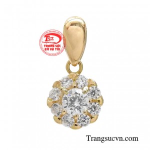 Mặt dây chuyền vàng kiêu sa khiến cho tổng thể bộ trang phục của bạn trở nên hài hòa.