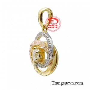 Sản phẩm được chế tác từ vàng 18k đem đến cảm giác sang trọng ngay từ cái nhìn đầu tiên.