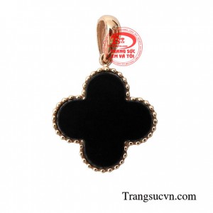 Mặt dây cỏ 4 lá vàng hồng đang là xu hướng được nhiều bạn trẻ yêu thích với phong cách Hàn Quốc trẻ trung, xinh xắn