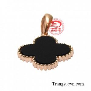 Mặt dây chuyền này được thiết kế giống với thương hiệu nổi tiếng được làm trên chất liệu vàng hồng 10k