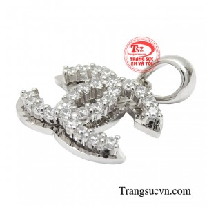 Lấy cảm hứng từ thương hiệu thời trang nổi tiếng nhất thế giới mà chiếc mặt dây toát lên vẻ đẹp sang trọng thời thượng. 