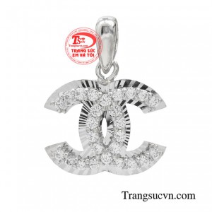 Mặt dây đẳng cấp quý cô là một kiểu trang sức phổ biến mà gần như mọi cô gái đều sở hữu.