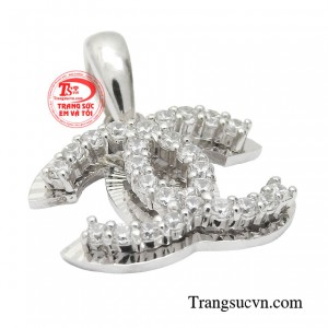 Chiếc mặt dây tạo nên diện mạo thanh lịch, nhẹ nhàng giúp phái đẹp nổi bật trước đám đông.