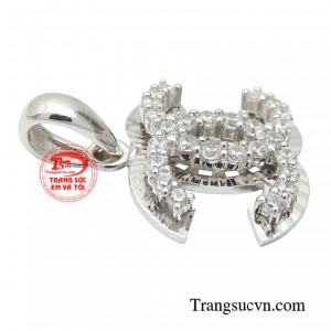  Xu hướng trang sức càng nhỏ xinh thì lại càng duyên dáng.