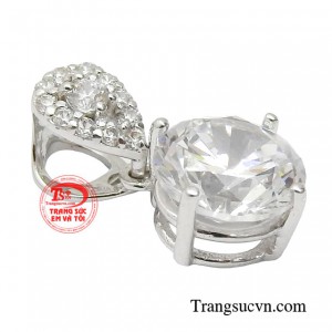 Chiếc mặt dây đem đến vẻ đẹp tinh khôi, thuần khiết và trong trẻo mà mà bất kỳ cô gái nào cũng muốn được sở hữu. 