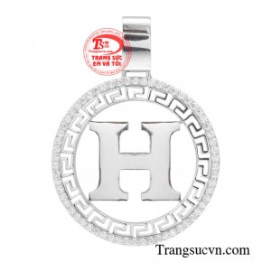 Mặt dây phong cách phái mạnh giúp bạn rũ bỏ hình ảnh cũ kỹ của bản thân, mang đến sự mới lạ và thu hút hơn bao giờ hết. 