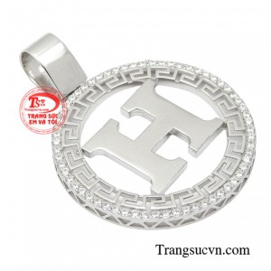 Phong thái tự tin sẽ giúp bạn hấp dẫn và cuốn hút hơn. 