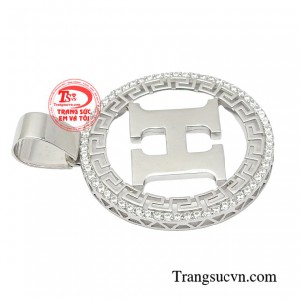 Bởi vậy mà việc sở hữu cho mình một chiếc mặt dây là vô cùng cần thiết để chạm tới hình mẫu người đàn ông thành đạt.