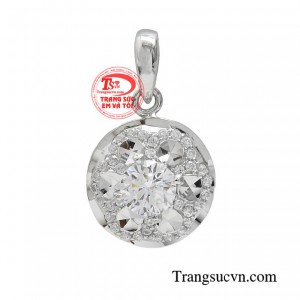 Mặt dây phong cách thanh lịch giúp bạn làm mới phong cách và thay đổi diện mạo.