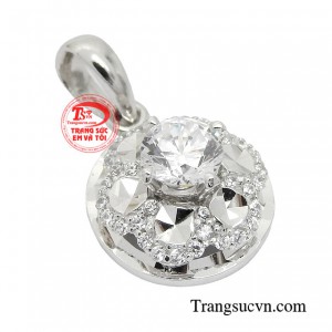 Thông qua chiếc mặt dây mà người phụ nữ thể hiện được cá tính và gu thẩm mỹ riêng biệt.