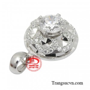 Chiếc mặt dây sẽ giúp bạn thỏa sức phối đồ với bất kỳ bộ trang phục nào mà bạn yêu thích.