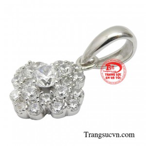 Với chiếc mặt dây, bạn có thể khoe vẻ sang trọng của mình, đồng thời cũng là cách thể hiện của cá tính mình