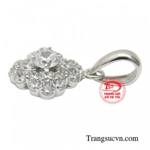 Khi kết hợp với dây chuyền, chiếc mặt dây sẽ giúp bạn tỏa sáng hơn, đồng thời cũng là món đồ giúp bạn có thể giữ gìn mãi tuổi thanh xuân.