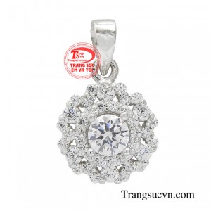 Mặt dây sang trọng đài các có thiết kế nhỏ xinh khiến cho các nàng thêm phần nổi bật và thu hút. 