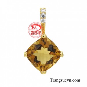 Mặt dây thạch anh kiêu sa mang đến vẻ đẹp thời trang, sang trọng cho người đeo