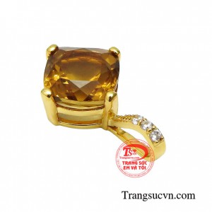 Mặt dây thạch anh kiêu sa mang đến vẻ đẹp thời trang, sang trọng cho người đeo