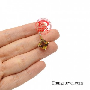 Mặt dây thạch anh kiêu sa