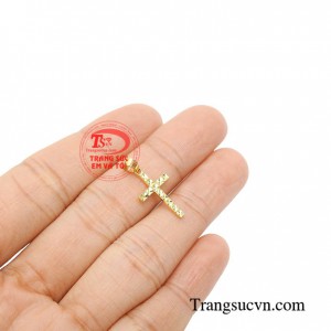 Mặt dây thánh giá ban phước sản phẩm được chế tác sang trọng với những được chạm khắc bắt sáng trông lung linh hơn