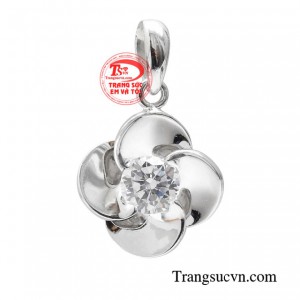 Mặt dây thanh lịch yêu kiều tôn vinh phái đẹp giúp các bạn nữ tự tin, xinh xắn, thu hút mọi ánh nhìn.