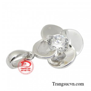 Không những vậy sản phẩm còn tạo điểm nhấn cho khuôn mặt, trông bạn sẽ như một đóa hoa khoe sắc giữa đám đông. 