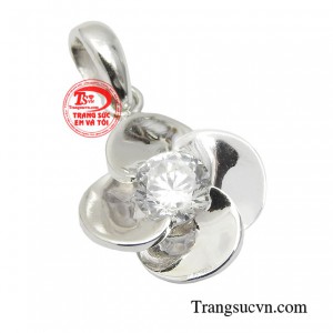 Chiếc mặt dây được thiết kế kiểu dáng Hàn Quốc thanh lịch, nhẹ nhàng.