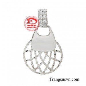 Mặt dây thiết kế nhập khẩu sở hữu thiết kế cách điệu với kiểu dáng hiện đại khắc họa vẻ đẹp thanh lịch và quyến rũ. 