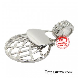 Bên cạnh đó, chiếc mặt dây còn tô điểm thêm nét tỏa sáng và rạng ngời cho những quý cô yêu thích sự phóng khoáng hiện đại. 