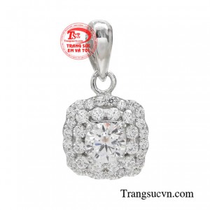 Mặt dây thời trang hiện đại với thiết kế đơn giản cùng ánh kim sắc sảo, không quá cầu kỳ về họa tiết. 