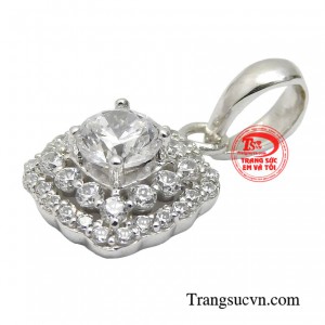 Sản phẩm được chế tác tinh xảo trên nền chất liệu vàng trắng 18k sáng bóng và sang trọng.