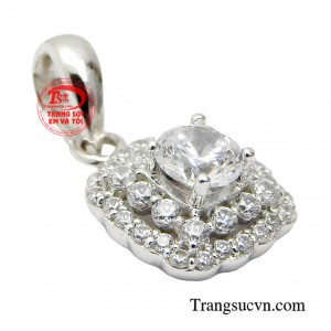 Khi diện món trang sức này chắc chắn các nàng sẽ trở nên thật sự tỏa sáng và nổi bật.