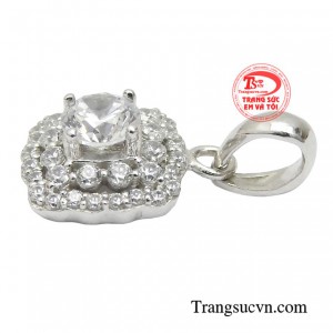 Chiếc mặt dây chuyền mang vẻ đẹp thanh lịch và thời thượng giúp tôn lên vẻ đẹp của các quý cô.